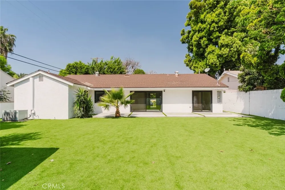 8400 Chimineas Northridge, CA 91325