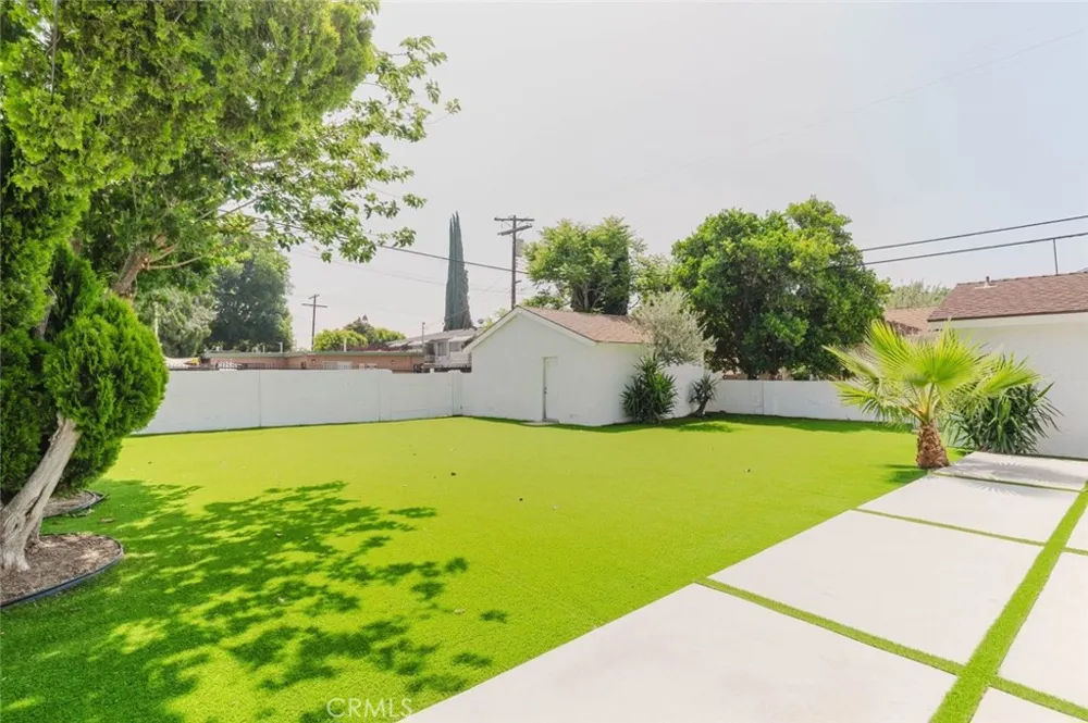 8400 Chimineas Northridge, CA 91325
