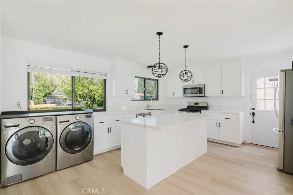 8400 Chimineas Northridge, CA 91325