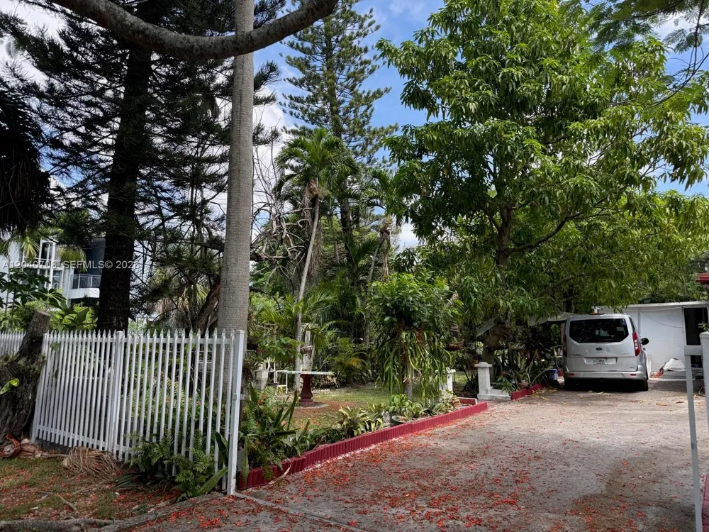 12600 Country Club Ln Miami, FL 33167