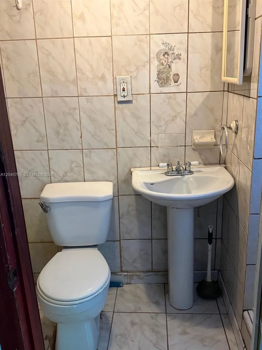 12600 Country Club Ln Miami, FL 33167