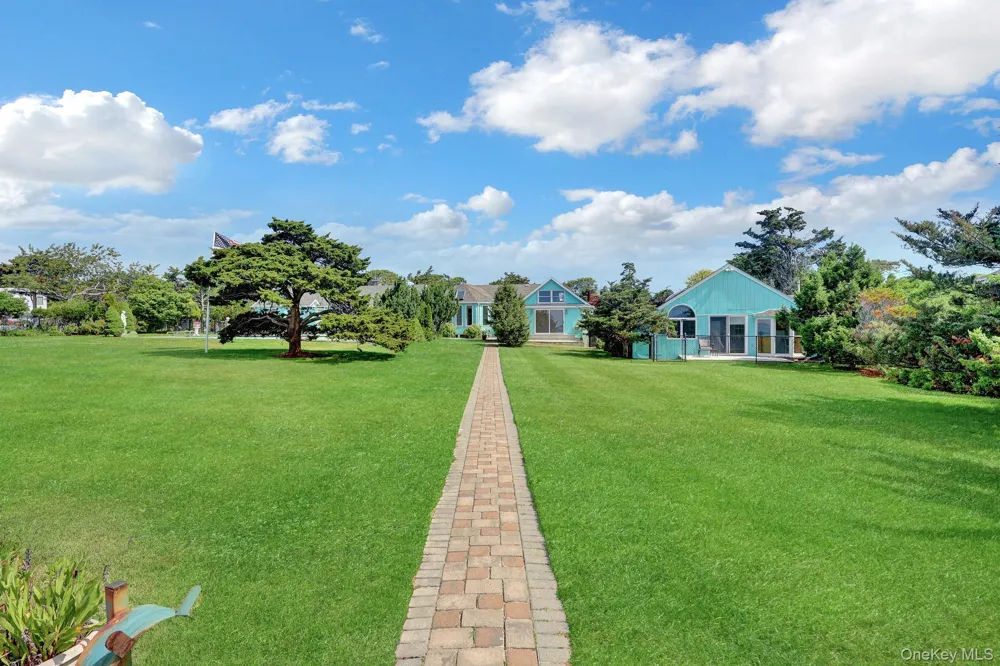 6 Last Lane Hampton Bays, NY 11946
