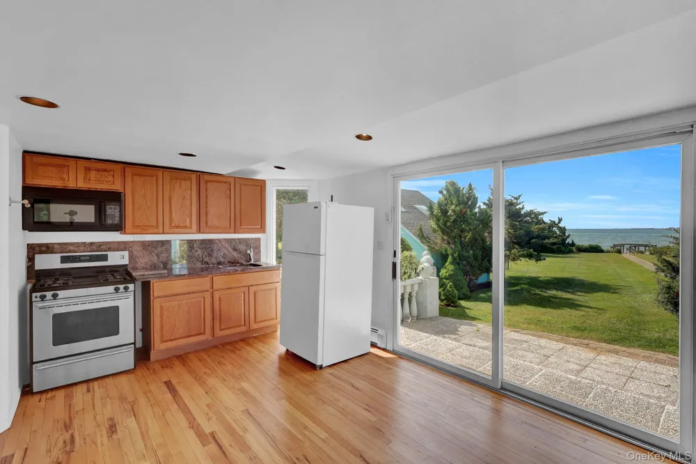 6 Last Lane Hampton Bays, NY 11946