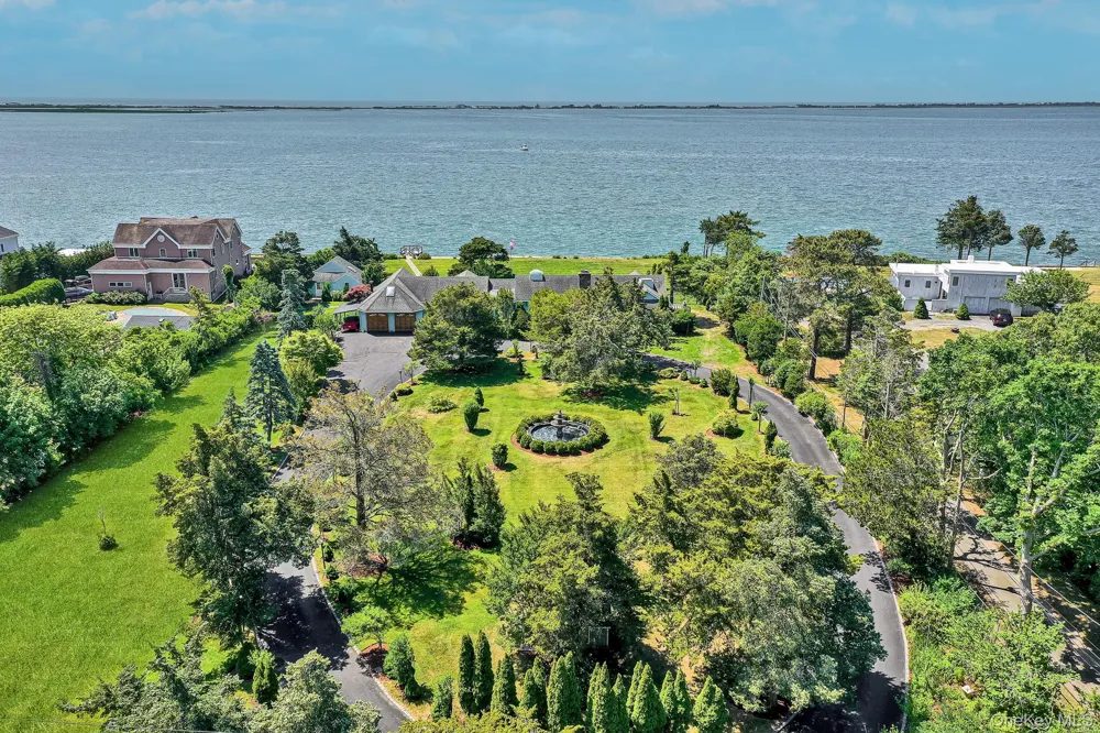 6 Last Lane Hampton Bays, NY 11946