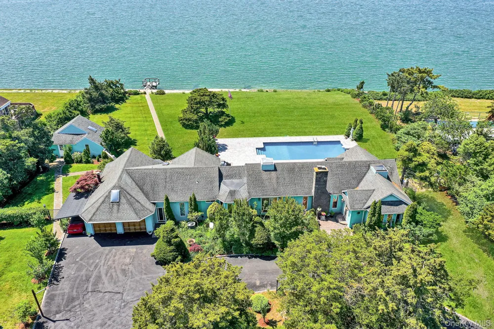 6 Last Lane Hampton Bays, NY 11946