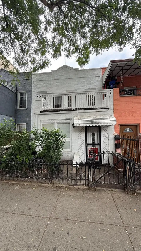 1240 Manor Avenue