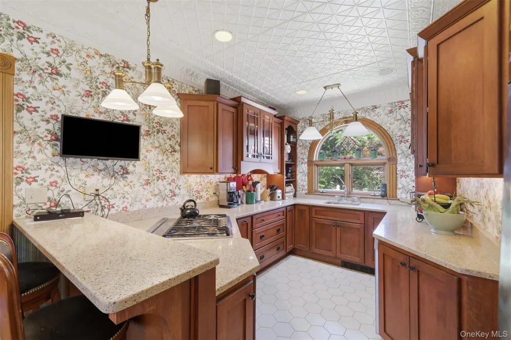 5 and 10 West Street Marlboro, NY 12542