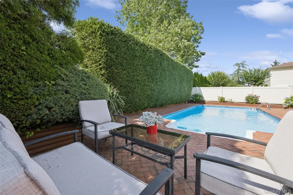 2105 Holland Way Merrick, NY 11566