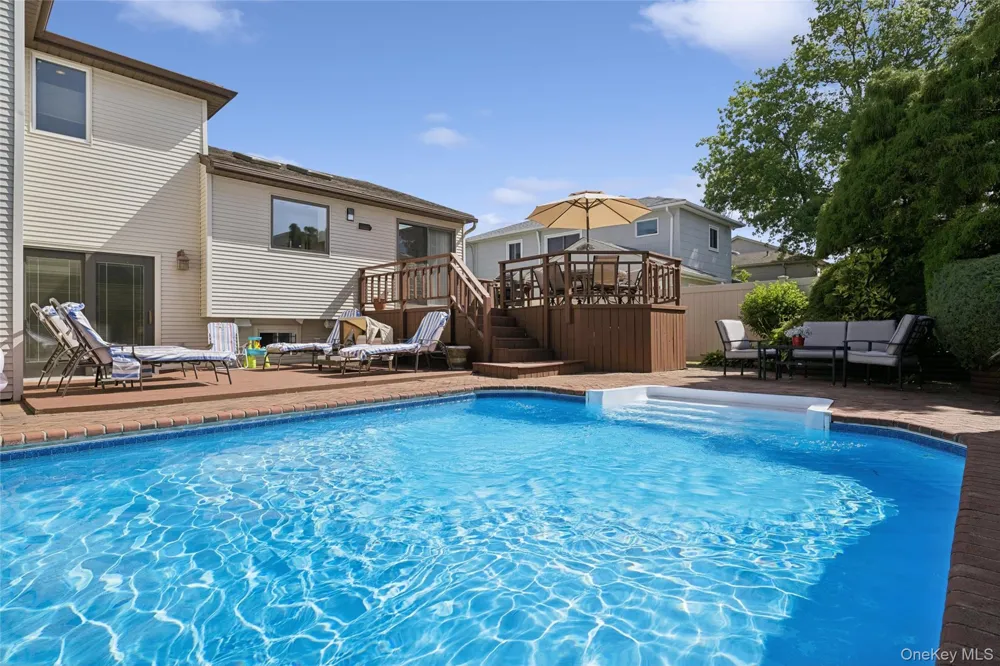 2105 Holland Way Merrick, NY 11566