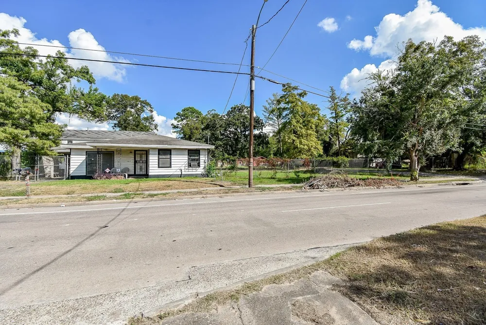 2413 E Crosstimbers Street Houston, TX 77093