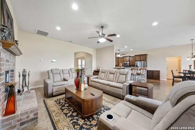 16371 Borregas Rd Elmendorf, TX 78112