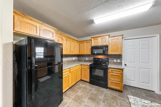 16371 Borregas Rd Elmendorf, TX 78112