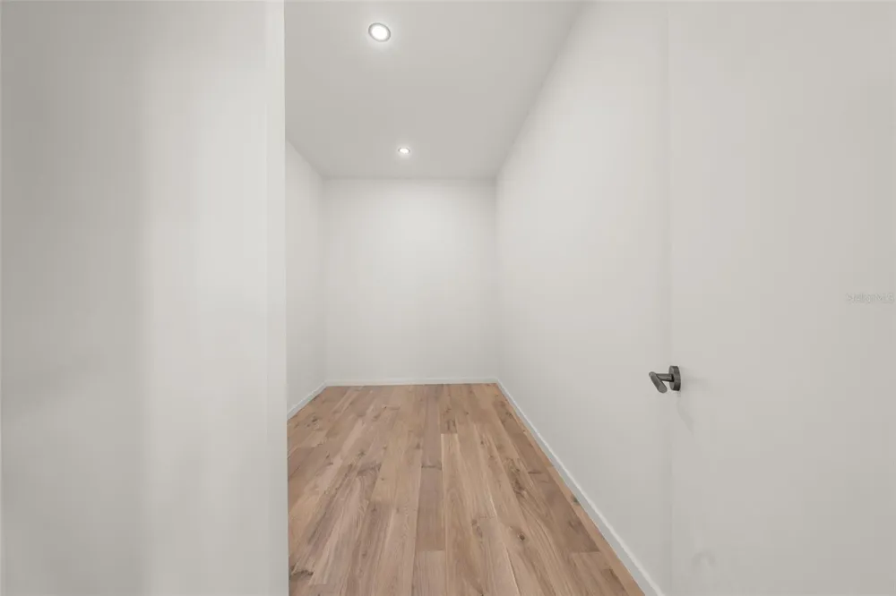 1681 OAK STREET Sarasota, FL 34236