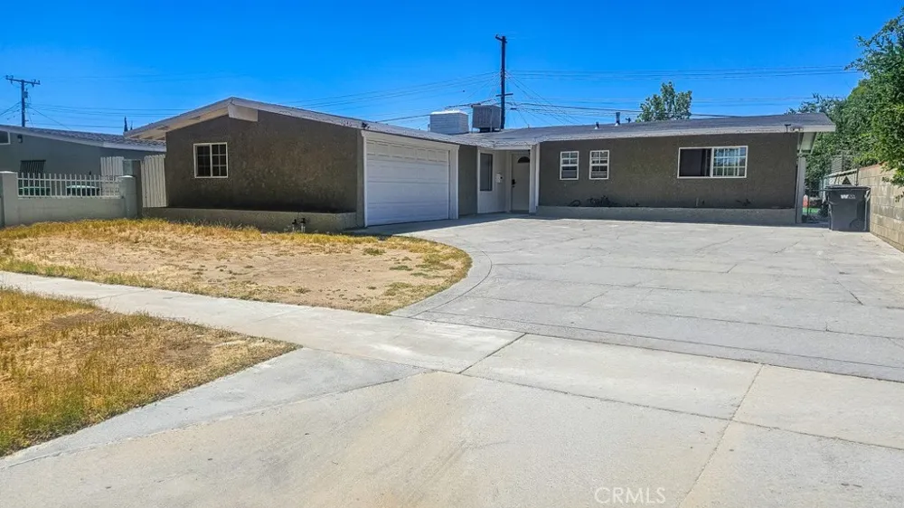 1046 W Holguin Lancaster, CA 93534