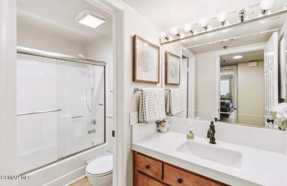 5805 Oak Bend Lane #211 Oak Park, CA 91377