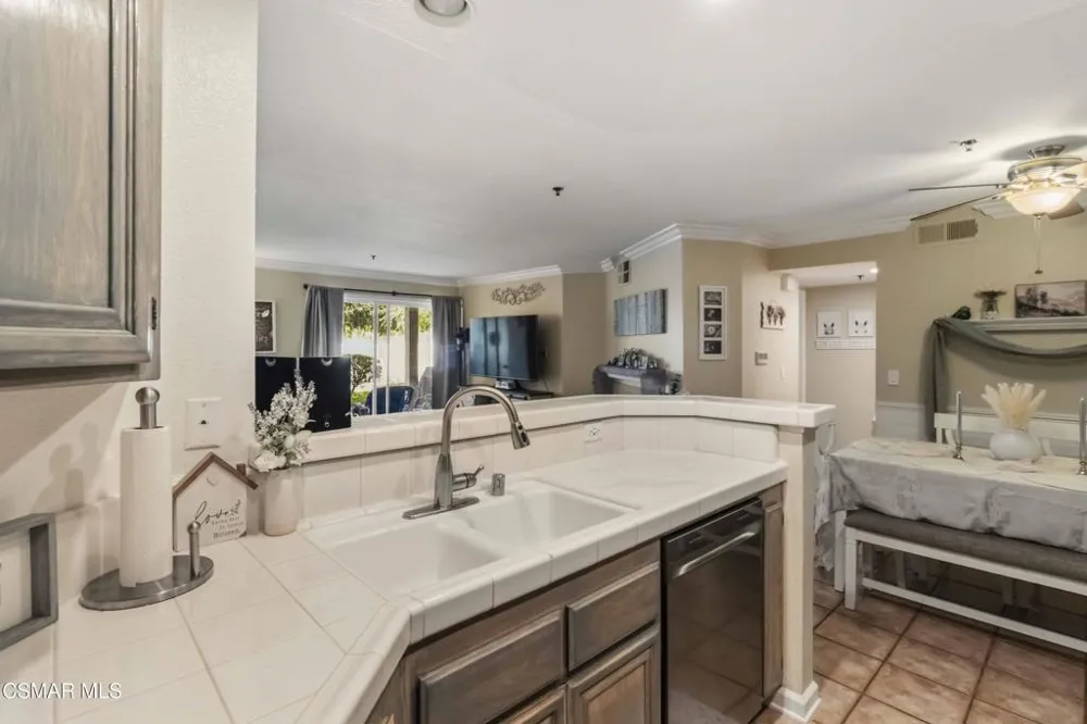 5805 Oak Bend Lane #211 Oak Park, CA 91377