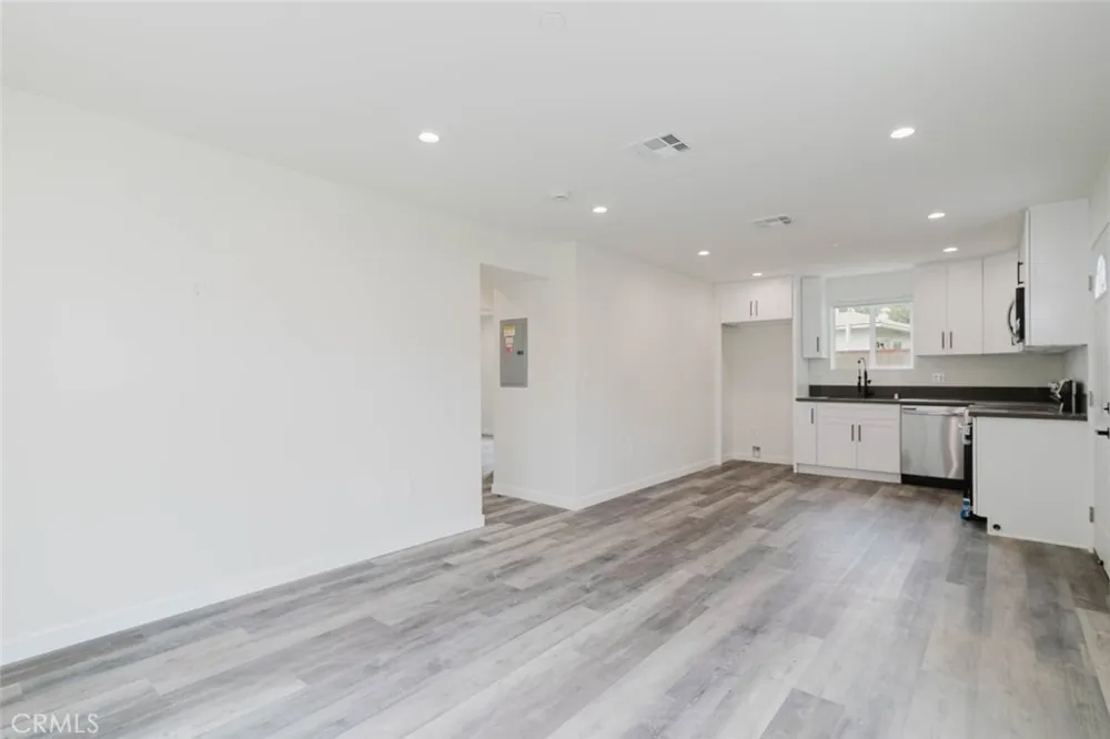 7732 Etiwanda Reseda, CA 91335