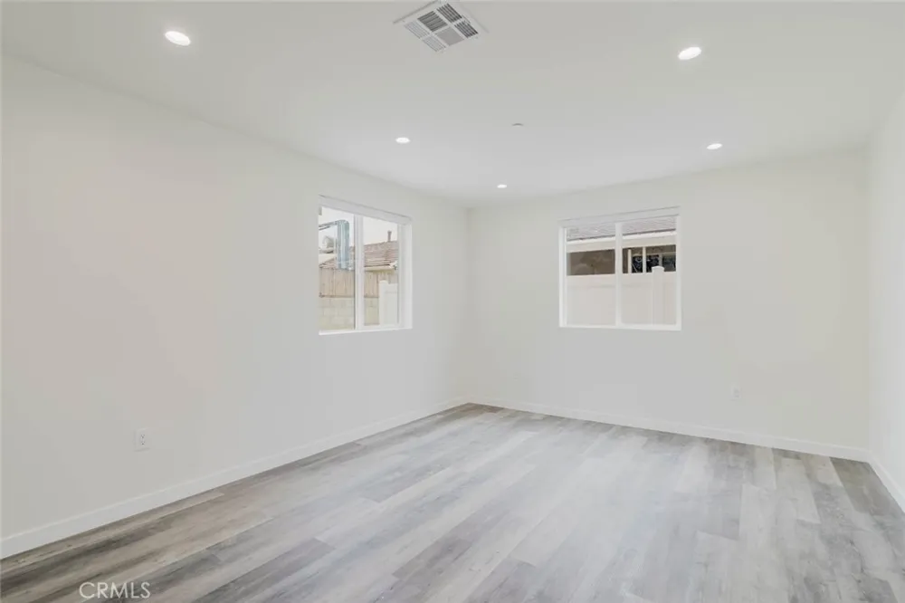 7732 Etiwanda Reseda, CA 91335