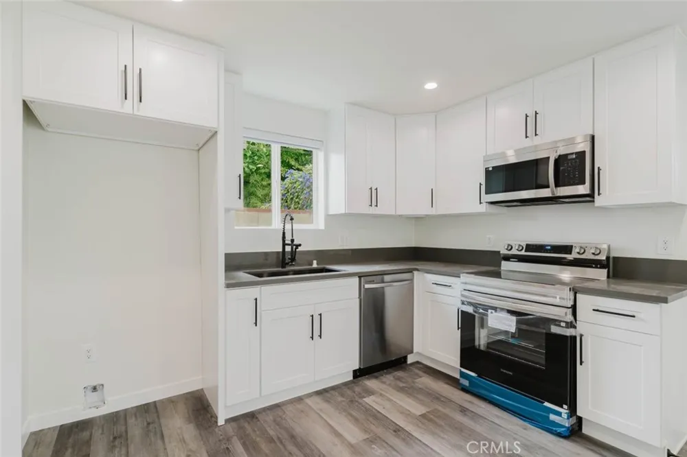 7732 Etiwanda Reseda, CA 91335