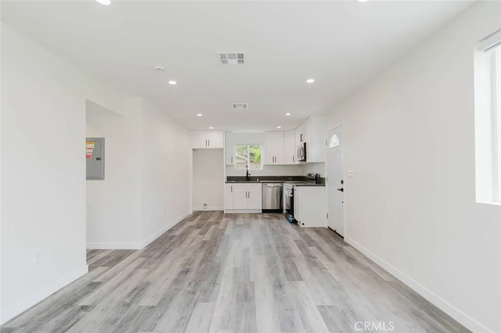 7732 Etiwanda Reseda, CA 91335