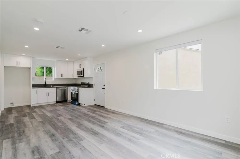7732 Etiwanda Reseda, CA 91335