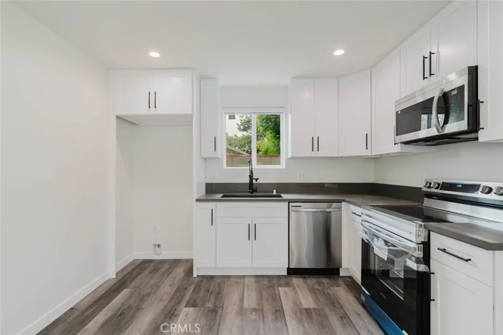 7732 Etiwanda Reseda, CA 91335