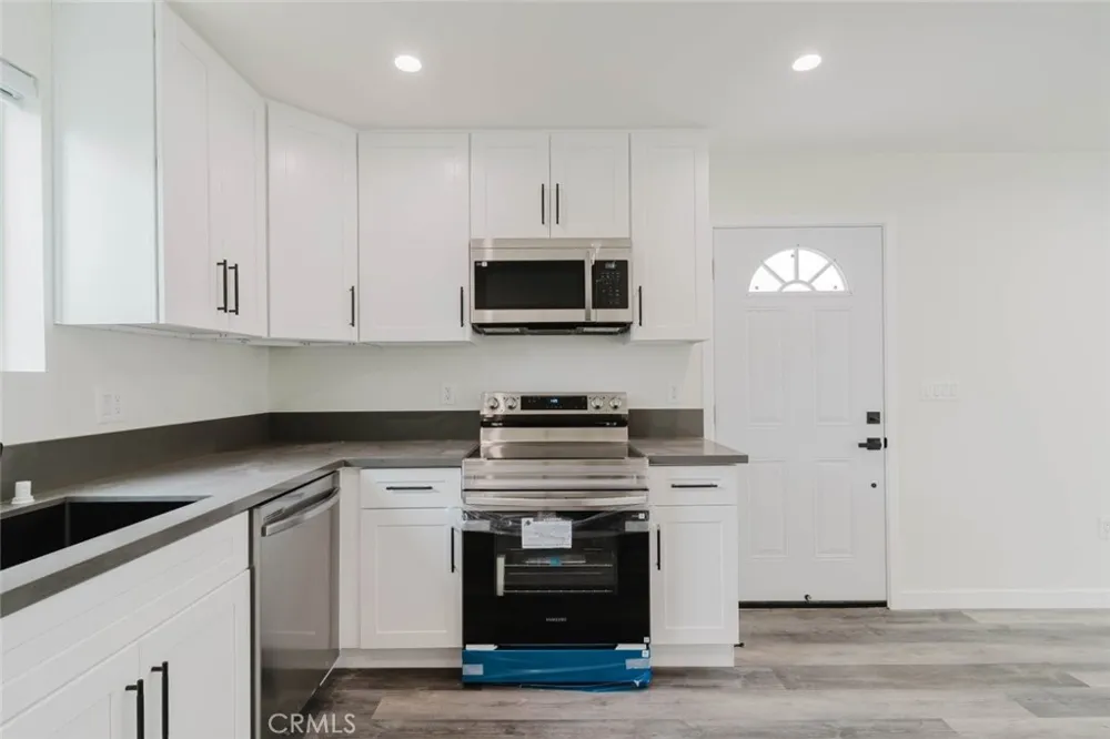 7732 Etiwanda Reseda, CA 91335