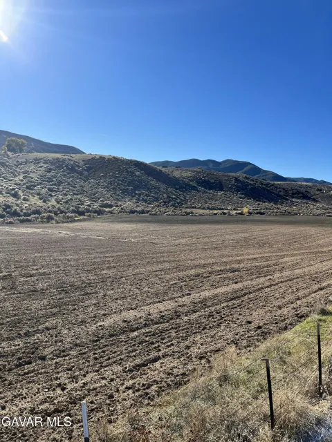 Elizabeth Lake Road ## Vic90t