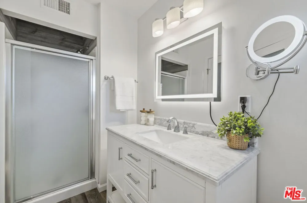 10430 Owensmouth Avenue Chatsworth, CA 91311