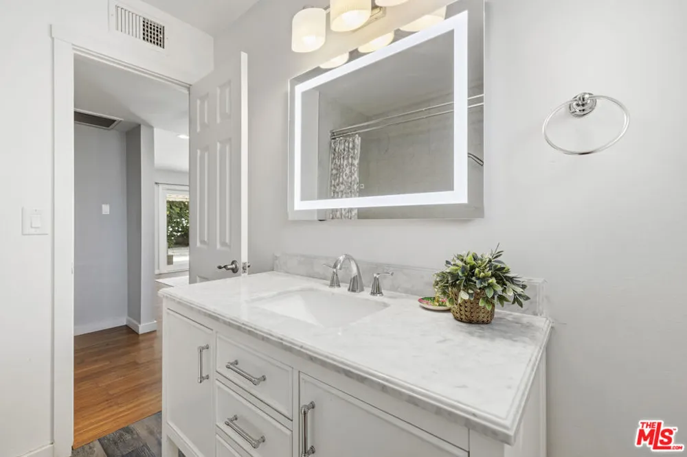 10430 Owensmouth Avenue Chatsworth, CA 91311