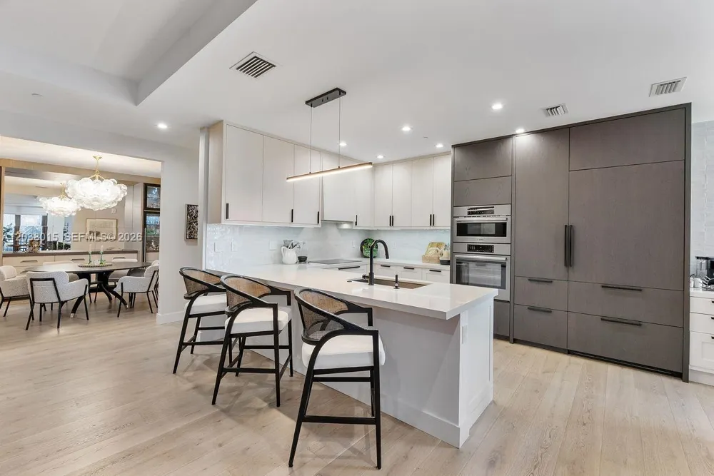 718 Valencia Ave #403 Coral Gables, FL 33134