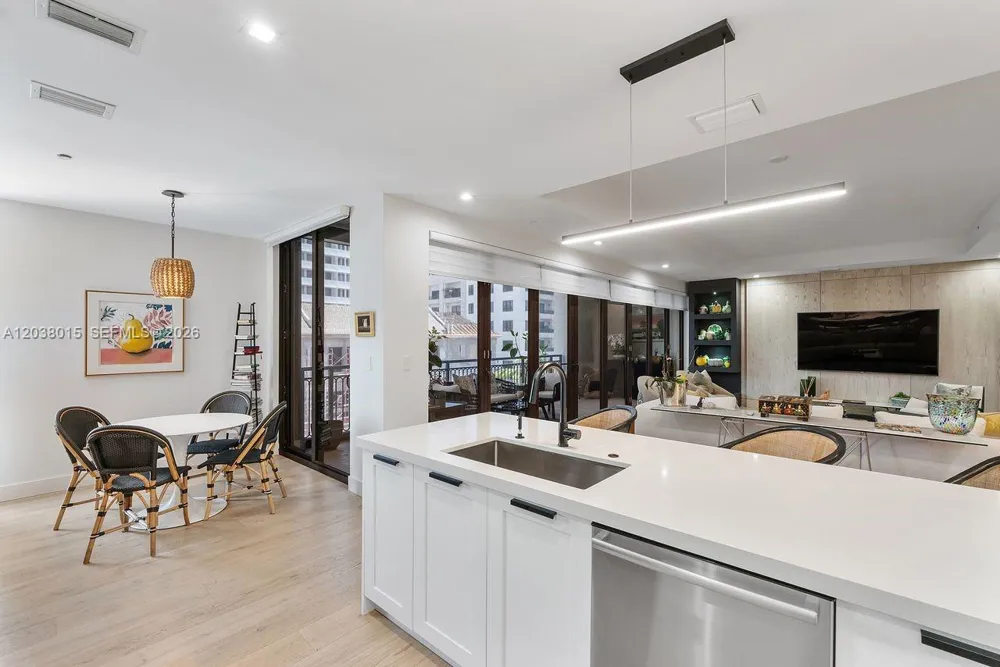 718 Valencia Ave #403 Coral Gables, FL 33134