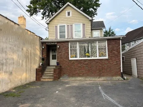 166 ROCHELLE AVE