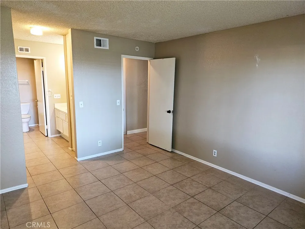 2554 Olive Drive #9 Palmdale, CA 93550