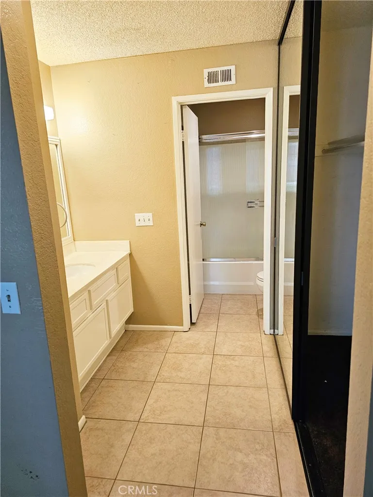 2554 Olive Drive #9 Palmdale, CA 93550