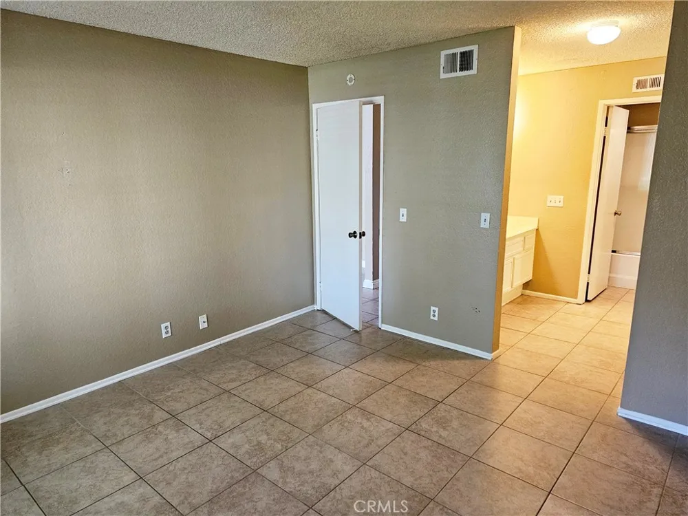 2554 Olive Drive #9 Palmdale, CA 93550