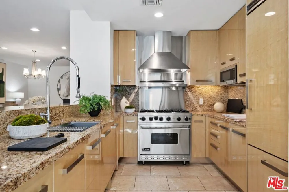 447 Doheny Drive #102 Beverly Hills, CA 90210
