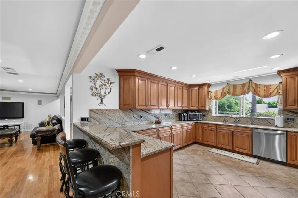 6415 Varna Avenue Van Nuys, CA 91401