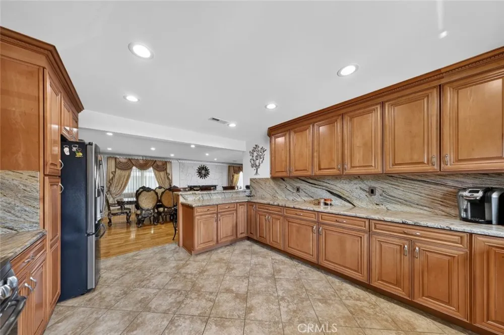 6415 Varna Avenue Van Nuys, CA 91401