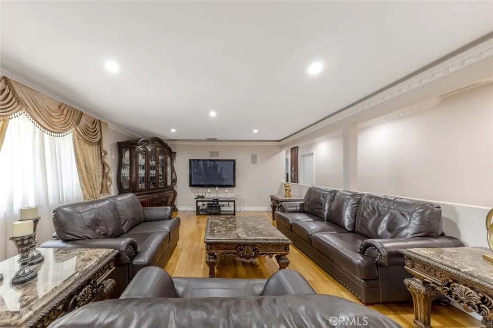 6415 Varna Avenue Van Nuys, CA 91401