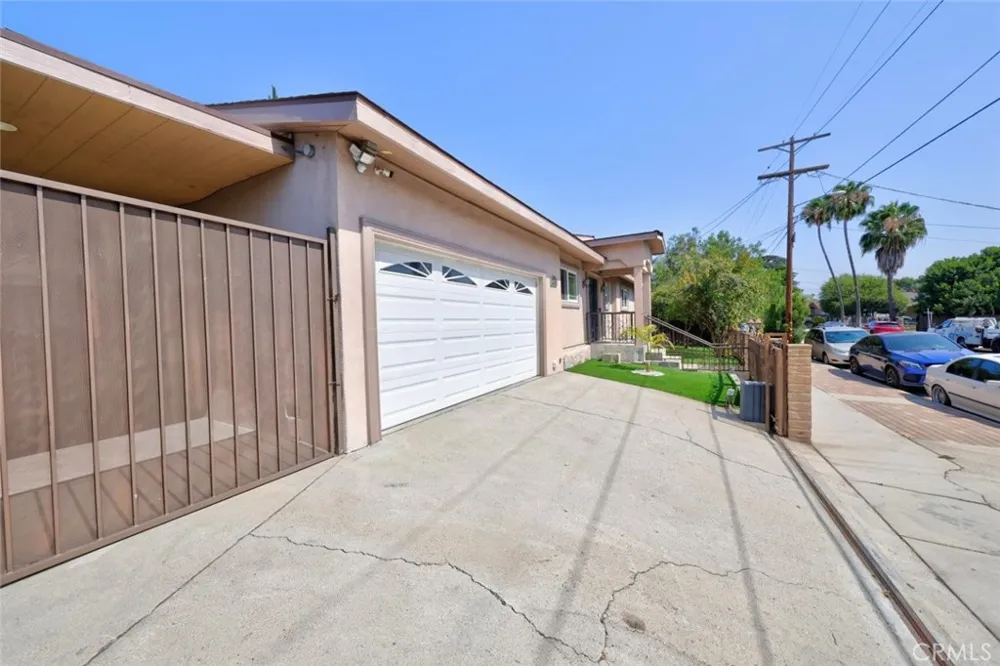 6415 Varna Avenue Van Nuys, CA 91401