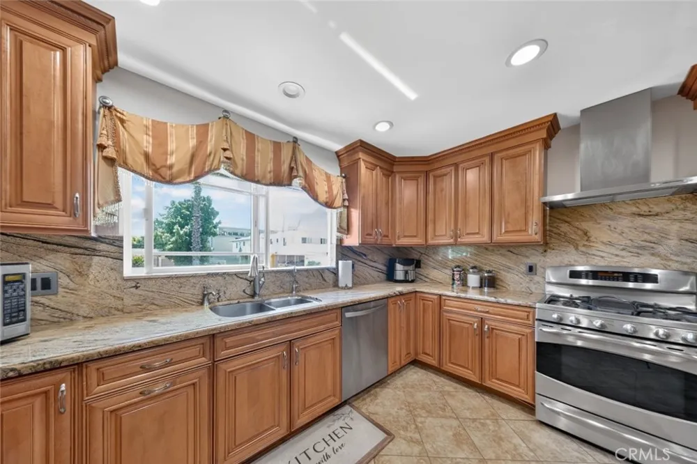 6415 Varna Avenue Van Nuys, CA 91401