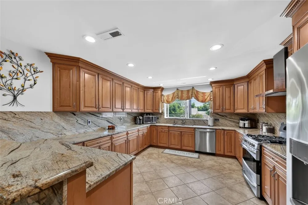 6415 Varna Avenue Van Nuys, CA 91401