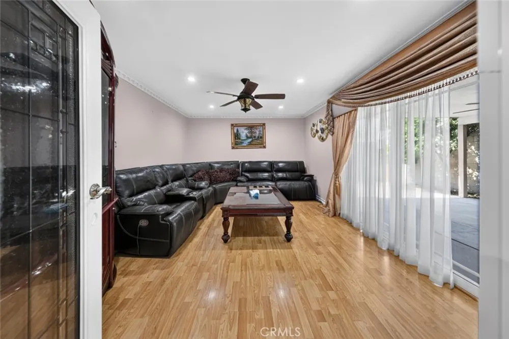 6415 Varna Avenue Van Nuys, CA 91401