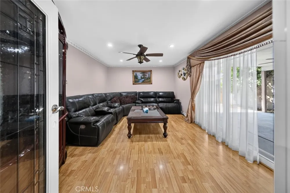 6415 Varna Avenue Van Nuys, CA 91401