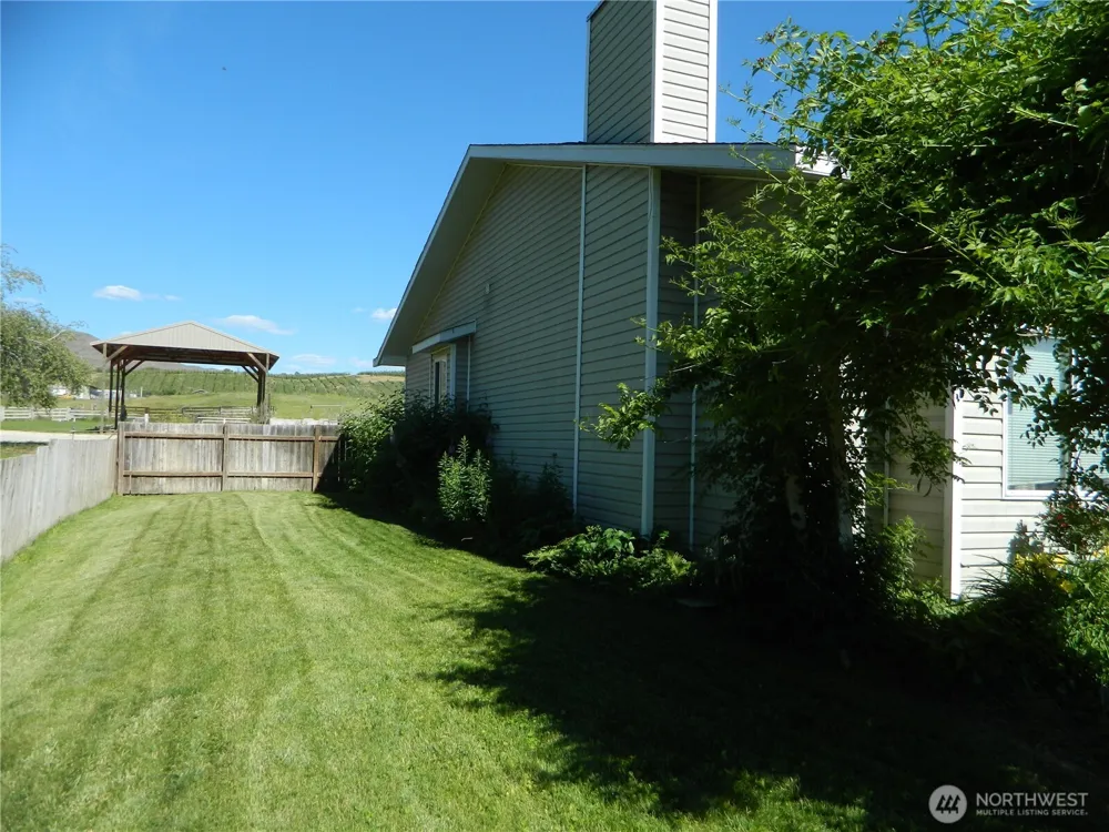 16 Orchard Loop S Tonasket, WA 98855