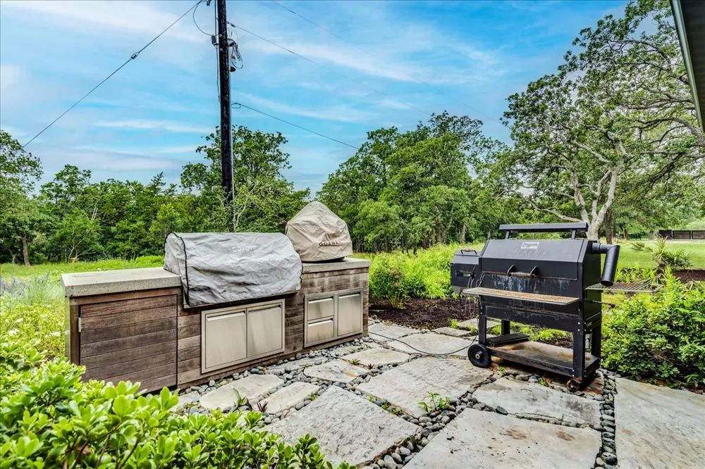 160 Shady Oaks Drive Dale, TX 78616