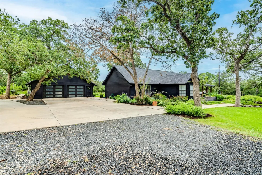 160 Shady Oaks Drive Dale, TX 78616