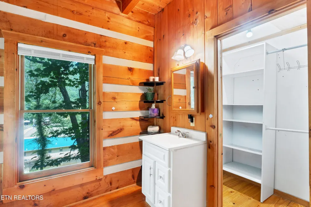 124 E Leatherwood Drive Walland, TN 37886