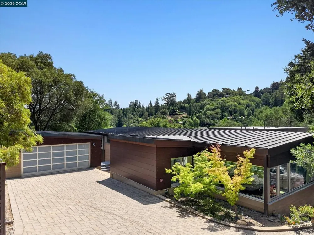 2 Crane Ct Orinda, CA 94563